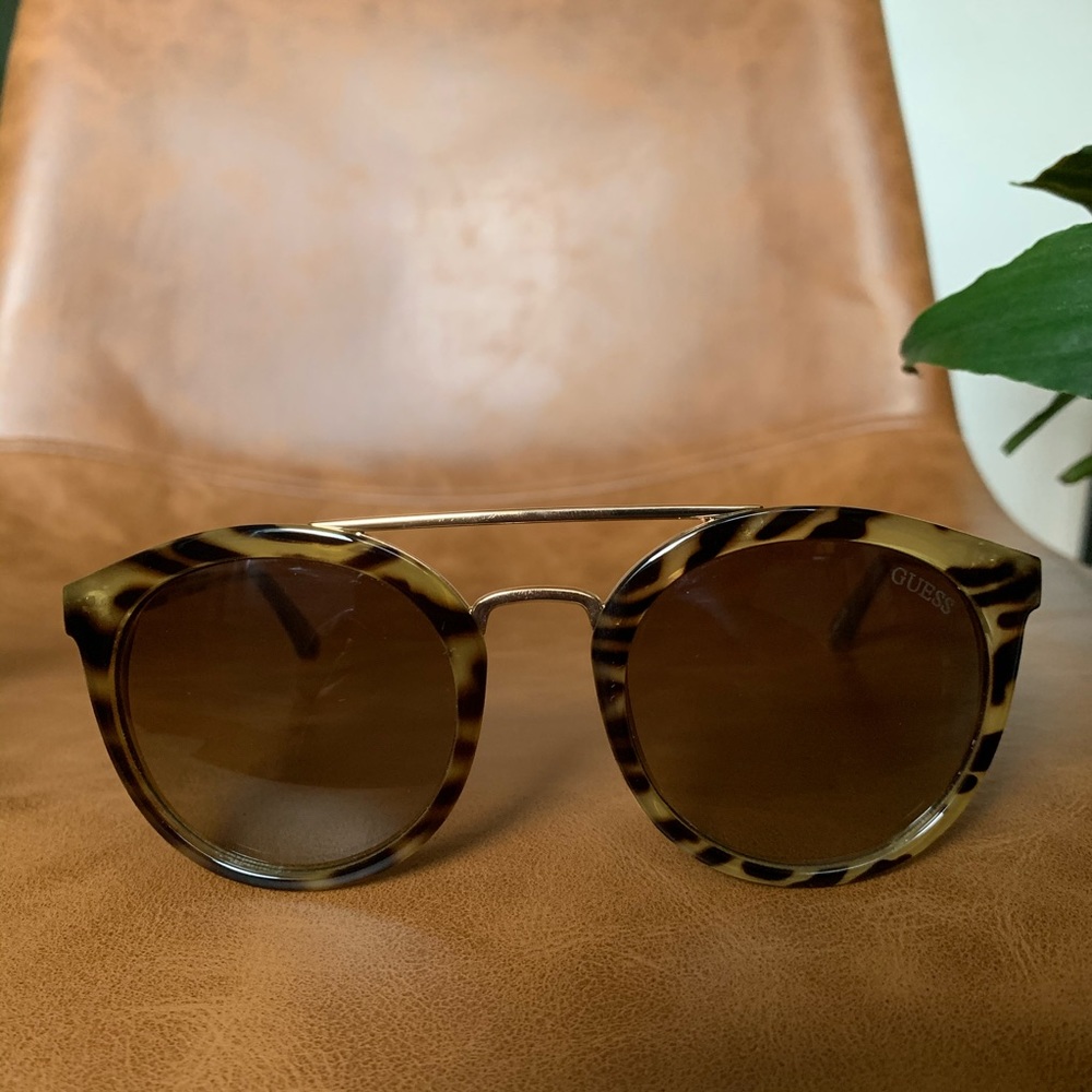 Guess round sunglasses NWOT